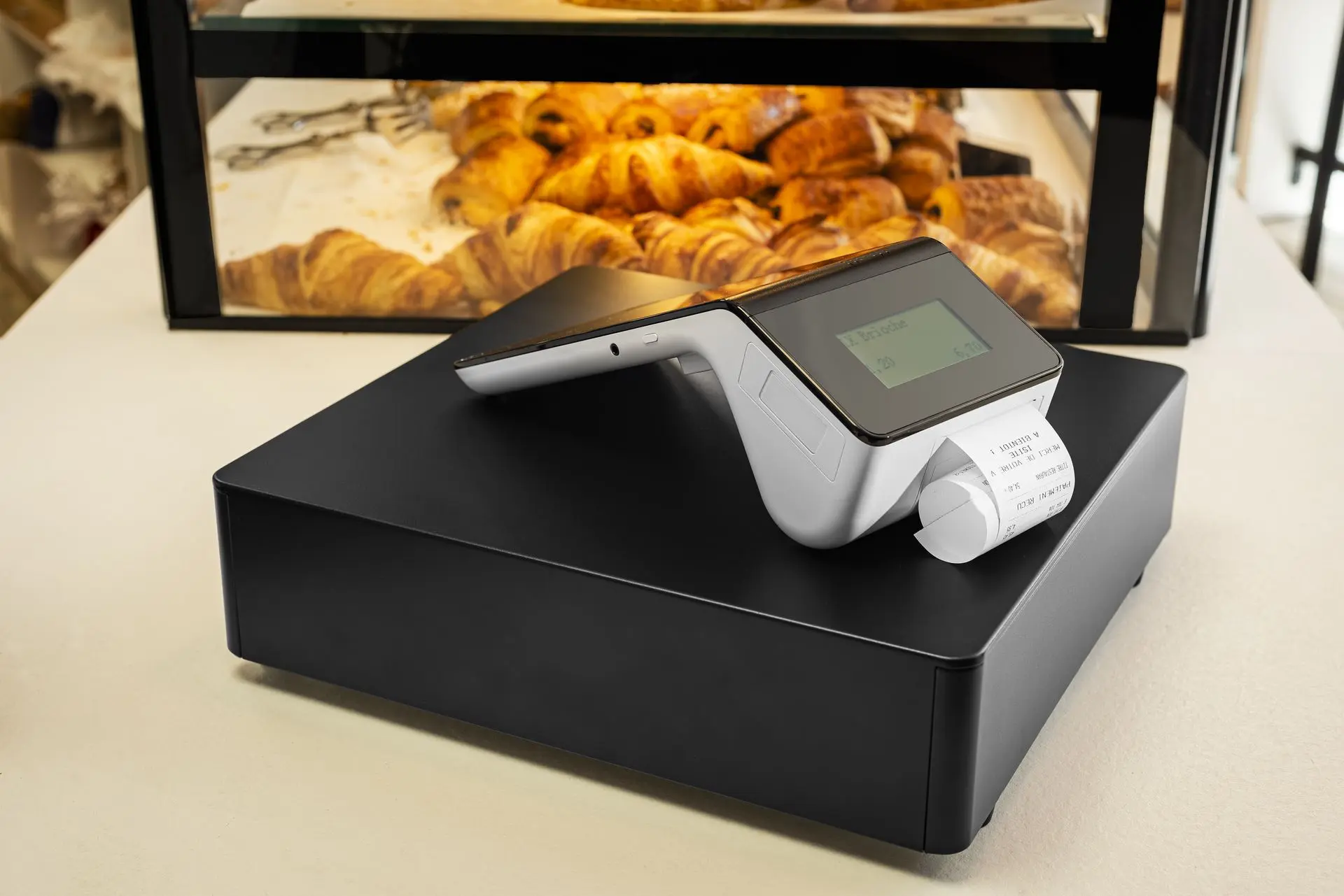 ECR-80 posée sur un tiroir caisse 